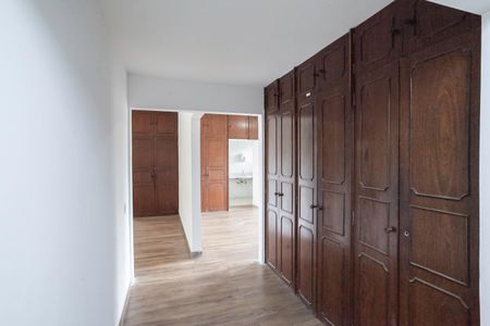 Casa para alugar com 487m², 5 quartos e 6 vagasCloset