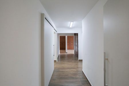 Casa para alugar com 487m², 5 quartos e 6 vagasCorredor