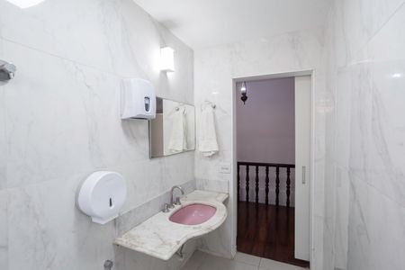 Casa para alugar com 487m², 5 quartos e 6 vagasBanheiro social 2