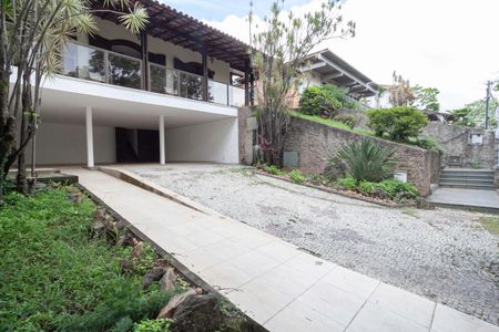 Casa para alugar com 487m², 5 quartos e 6 vagasFachada