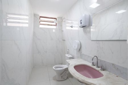 Casa para alugar com 487m², 5 quartos e 6 vagasBanheiro social 2