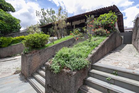 Casa para alugar com 487m², 5 quartos e 6 vagasEntrada