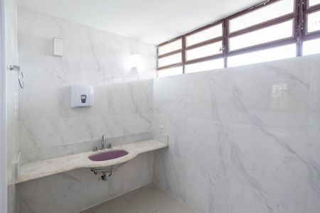 Casa para alugar com 487m², 5 quartos e 6 vagasBanheiro social 1
