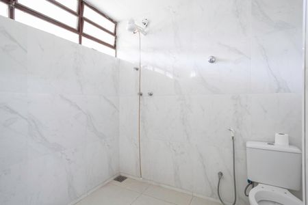 Casa para alugar com 487m², 5 quartos e 6 vagasBanheiro social 1