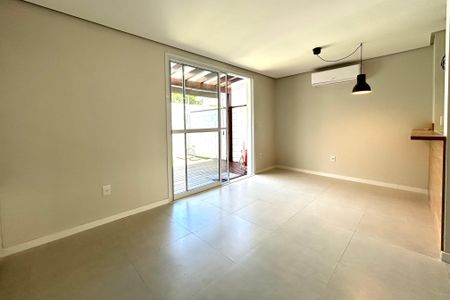 Sala de casa de condomínio para alugar com 2 quartos, 100m² em Morro das Pedras, Florianópolis