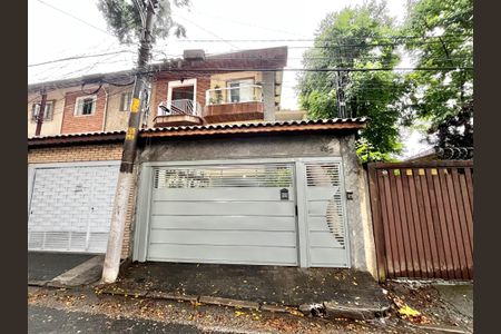 Casa à venda com 200m², 3 quartos e 2 vagas Casa à venda com 200m², 3 quartos e 2 vagasFachada
