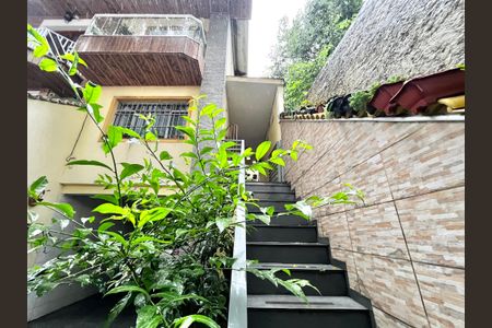 Casa à venda com 200m², 3 quartos e 2 vagas Casa à venda com 200m², 3 quartos e 2 vagasEscada