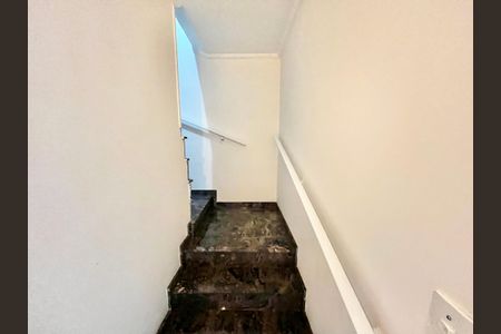 Casa à venda com 200m², 3 quartos e 2 vagas Casa à venda com 200m², 3 quartos e 2 vagasEscada