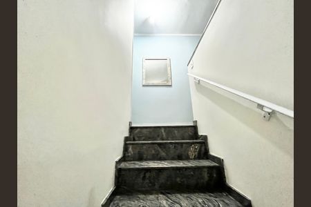 Casa à venda com 200m², 3 quartos e 2 vagas Casa à venda com 200m², 3 quartos e 2 vagasEscada