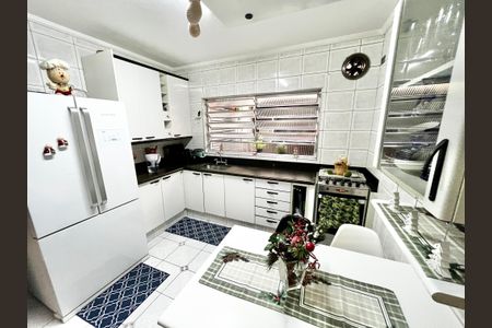 Casa à venda com 200m², 3 quartos e 2 vagas Casa à venda com 200m², 3 quartos e 2 vagasCozinha
