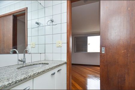 Banheiro da suite de apartamento para alugar com 4 quartos, 110m² em Ipiranga, Belo Horizonte