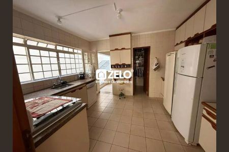 Casa à venda com 320m², 4 quartos e 5 vagas Casa à venda com 320m², 4 quartos e 5 vagasFoto 02