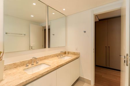 Apartamento à venda com 157m², 3 quartos e 2 vagas Apartamento à venda com 157m², 3 quartos e 2 vagasBanheiro da Suíte 1