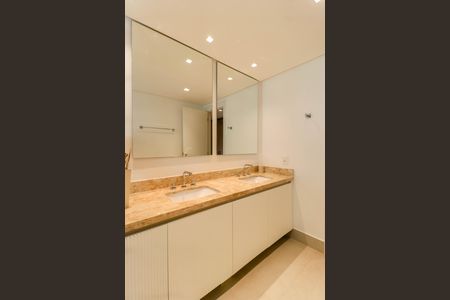 Apartamento à venda com 157m², 3 quartos e 2 vagas Apartamento à venda com 157m², 3 quartos e 2 vagasBanheiro da Suíte 1