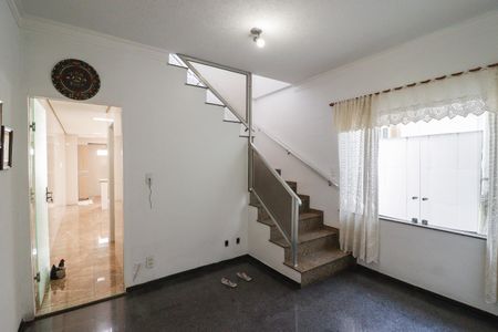 Casa à venda com 350m², 3 quartos e 3 vagas Casa à venda com 350m², 3 quartos e 3 vagasSala