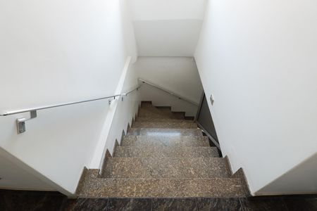 Casa à venda com 350m², 3 quartos e 3 vagas Casa à venda com 350m², 3 quartos e 3 vagasEscada