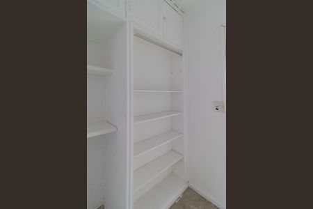 Apartamento à venda com 190m², 3 quartos e 2 vagas Apartamento à venda com 190m², 3 quartos e 2 vagasQuarto de Serviço