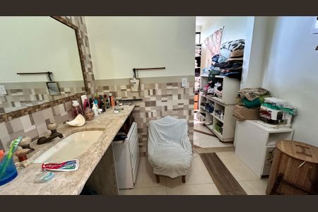 Casa à venda com 120m², 3 quartos e 4 vagasBanheiro quarto 1