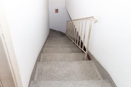 Casa à venda com 57m², 2 quartos e sem vaga Casa à venda com 57m², 2 quartos e sem vagaEscada