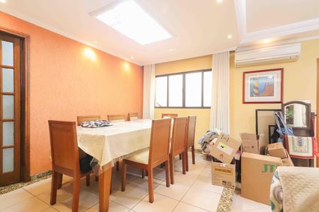 Casa à venda com 150m², 3 quartos e 4 vagasSala