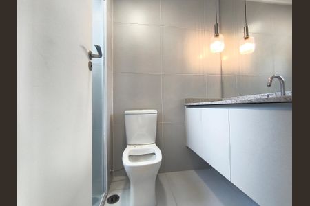 Banheiro de kitnet/studio para alugar com 1 quarto, 23m² em Paraíso, São Paulo