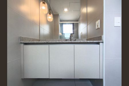 Banheiro de kitnet/studio para alugar com 1 quarto, 23m² em Paraíso, São Paulo