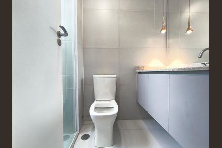 Banheiro de kitnet/studio para alugar com 1 quarto, 23m² em Paraíso, São Paulo