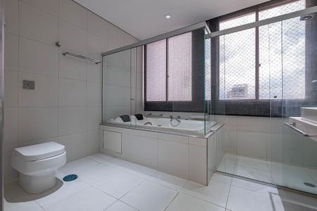 Apartamento para alugar com 380m², 4 quartos e 2 vagasSuíte 1 - Banheiro