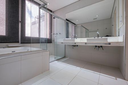 Apartamento para alugar com 380m², 4 quartos e 2 vagasSuíte 1 - Banheiro