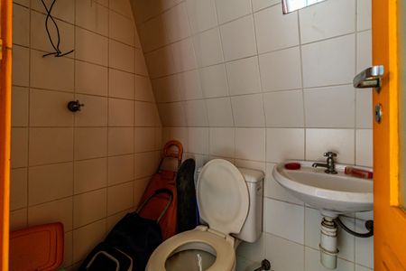 Casa à venda com 380m², 8 quartos e 2 vagasCasa 1 - Banheiro de Serviço