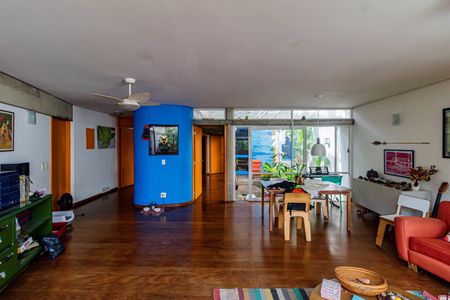 Casa à venda com 380m², 8 quartos e 2 vagasCasa 01 - Sala