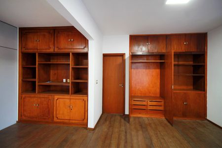 Casa para alugar com 700m², 5 quartos e 2 vagasArmários da Suite 1