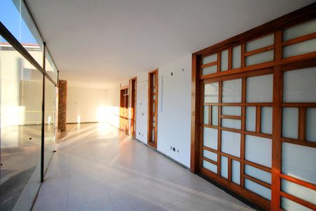 Casa para alugar com 700m², 5 quartos e 2 vagasHall