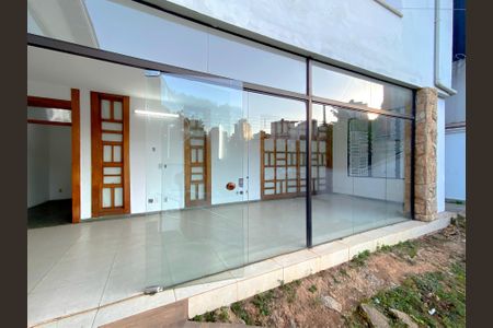 Casa para alugar com 700m², 5 quartos e 2 vagasEntrada