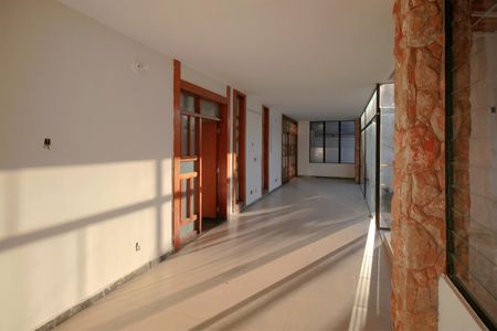 Casa para alugar com 700m², 5 quartos e 2 vagasHall