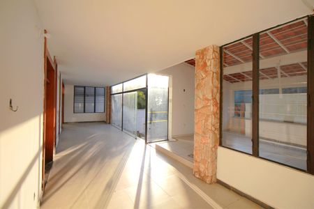 Casa para alugar com 700m², 5 quartos e 2 vagasHall