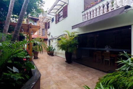 Casa para alugar com 300m², 4 quartos e 2 vagasQuintal