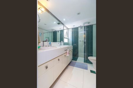 Apartamento à venda com 226m², 3 quartos e 3 vagasSuíte 2 - Banheiro