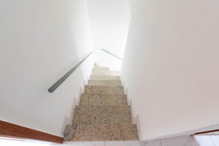 Casa de condomínio para alugar com 75m², 2 quartos e 2 vagas Casa de condomínio para alugar com 75m², 2 quartos e 2 vagasEscada