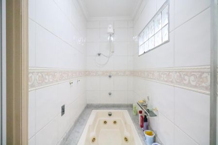 Casa à venda com 325m², 5 quartos e 2 vagasBanheiro da Suíte