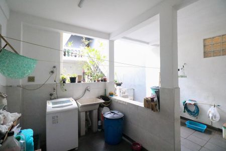 Casa à venda com 325m², 5 quartos e 2 vagasQuintal e Área de Serviço