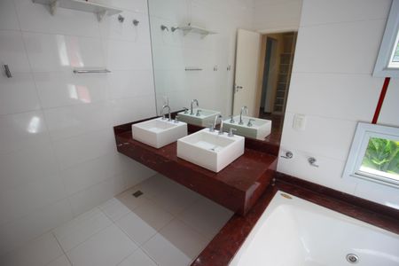 Casa de condomínio para alugar com 300m², 3 quartos e 4 vagas