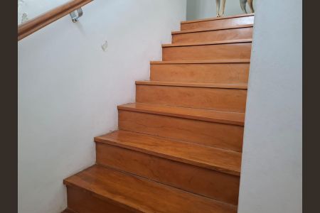 Casa à venda com 200m², 3 quartos e 2 vagasEscada