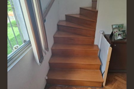 Casa à venda com 200m², 3 quartos e 2 vagasEscada