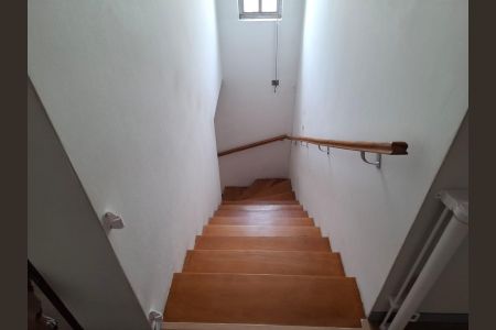 Casa à venda com 200m², 3 quartos e 2 vagasEscada