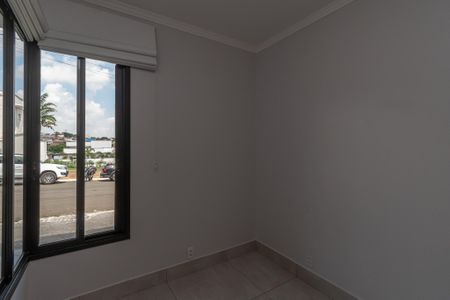 Casa de condomínio para alugar com 240m², 3 quartos e 5 vagasEscritório 