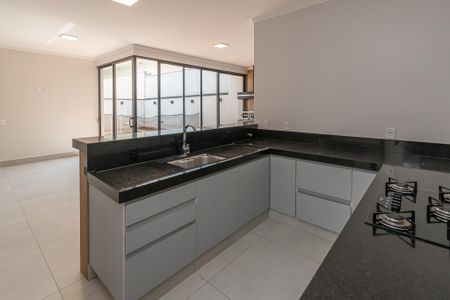 Casa de condomínio para alugar com 240m², 3 quartos e 5 vagasCozinha 