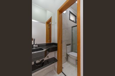 Casa de condomínio para alugar com 240m², 3 quartos e 5 vagasBanheriro Corredor 