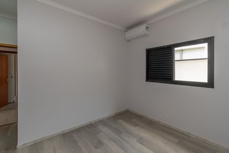 Casa de condomínio para alugar com 240m², 3 quartos e 5 vagasSuite 1