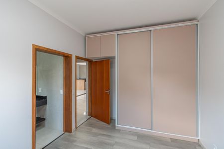 Casa de condomínio para alugar com 240m², 3 quartos e 5 vagasSuíte 2